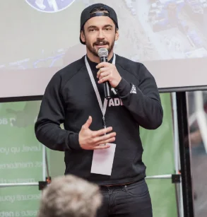 Thomas Auinger, Gründer von Silverback Content, auf einer Bühne