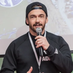 Thomas Auinger, Gründer von Silverback Content, spricht mit Mikrofon auf einer Bühne